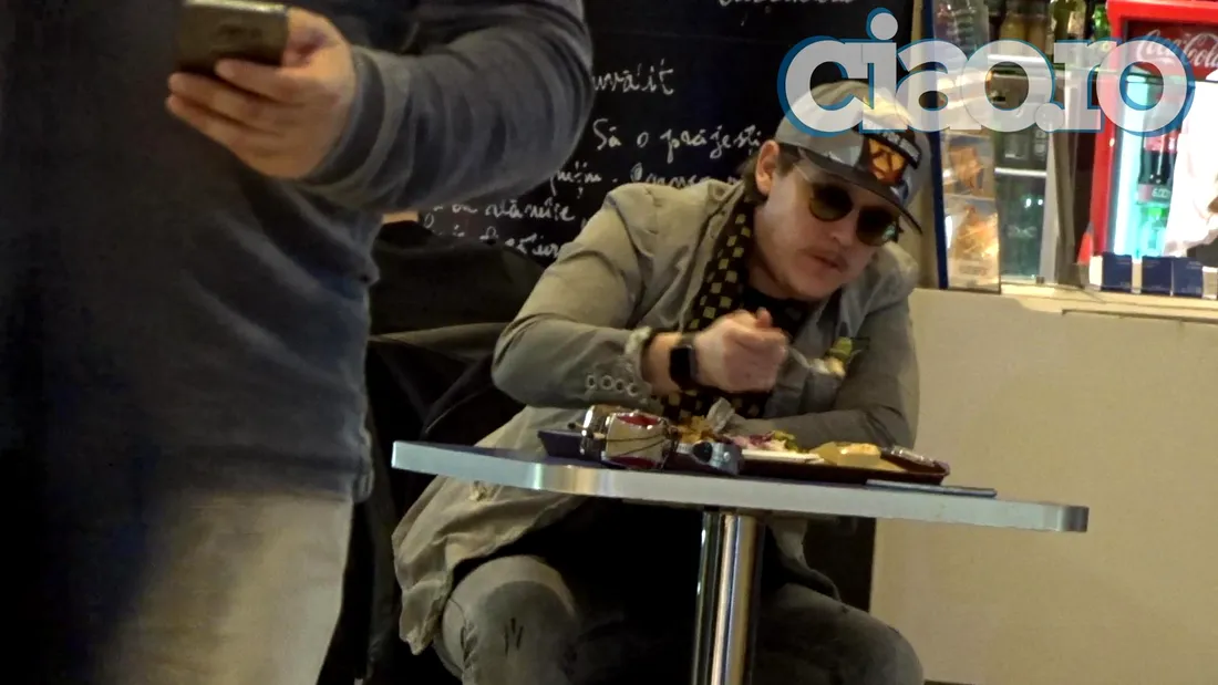 What’s UP ia masa singur în oraș