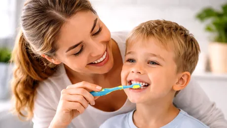 Cum se îngrijesc corect dinții copiilor. Sfaturi importante pentru părinți
