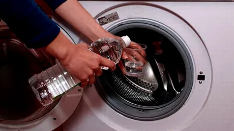 Trucul genial să scapi definitiv de mirosul urât din mașina de spălat