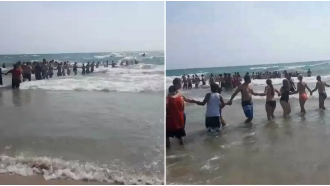 Turistii au format un lant uman pe plaja si au intrat asa in apa, cu zecile! Ce s-a intamplat dupa cateva minute