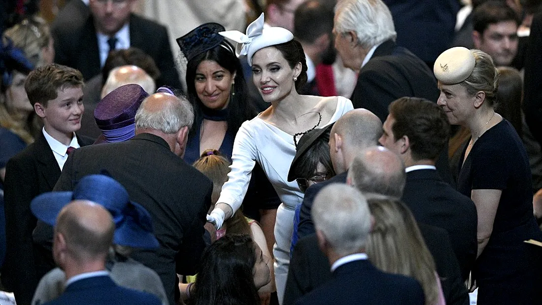 Angelia Jolie, aparitie magnifica la un eveniment unde trebuia sa se intalneasca cu Regina Angliei! Nu degeaba a fost cea mai frumoasa femeie din lume candva!