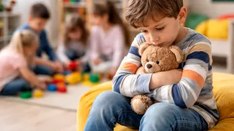 Semne că un copil ar putea fi agresat la grădiniță: la ce trebuie să fie atenți părinții