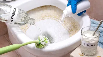 Cum cureți toaleta de calcar rapid și eficient: soluții simple pe care le ai deja acasă
