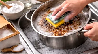 Cum speli ușor oalele fără efort. Trucul simplu care îndepărtează rapid grăsimea și resturile arse