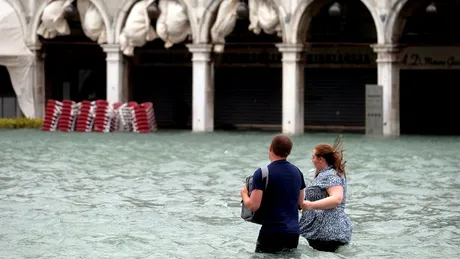Imagini colosale din Venetia dupa ce a fost inundata complet! Cum servesc chelnerii in restaurante acoperite de ape si cum se descurca turistii cu apa depasind un metru!
