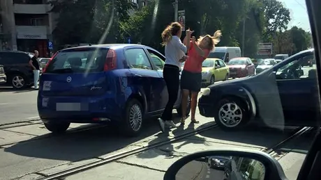 Razi de te prapadesti. Doua femei s-au luat la bataie in mijlocul unei intersectii din Bucuresti