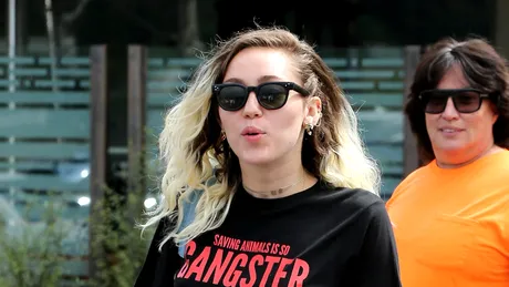 Miley Cirus își poartă cu mândrie inelul de logodnă!