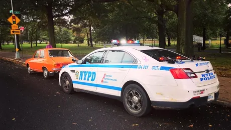 VIDEO! O Dacie 1300 oprita de o masina de Politie in New York! Povestea super-tare din spatele acestei imagini.