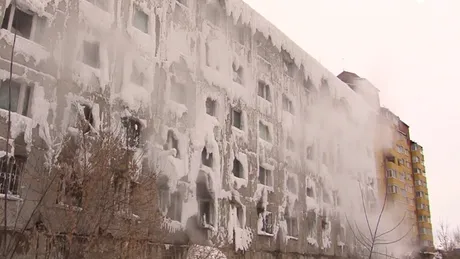 Imagini apocaliptice! Cum au supraviețuit locatarii unui bloc acoperit de zăpadă înghețată