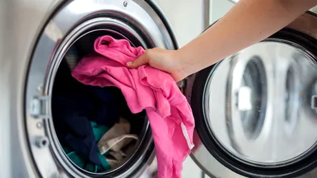 De ce e bine să pui o pungă de plastic în maşina de spălat. Trucul te va scăpa de o mare problemă