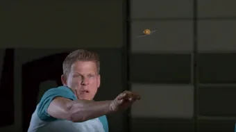 Tipul asta taie o maslina aruncata in aer cu o carte de joc! Transforma cartile dintr-un pachet in arme mortale VIDEO