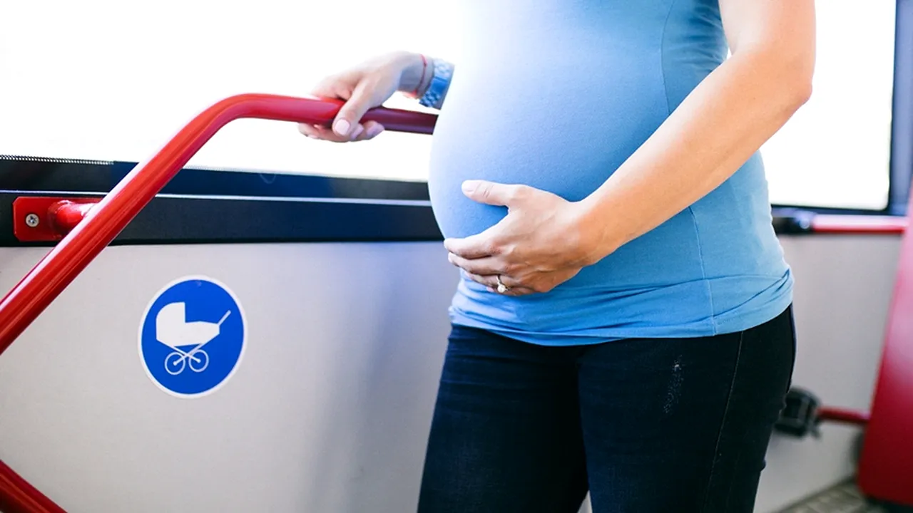 Unei femei insarcinate i s-a refuzat locul in autobuz 