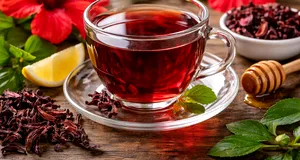Ceaiul de hibiscus: beneficiile pentru sănătate ale uneia dintre cele mai apreciate băuturi naturale