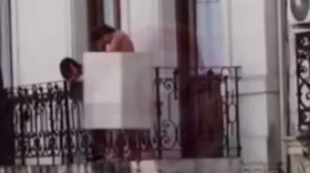 Amor pe balcon, in vazul lumii! Un cupul a dat frau liber pasiunii, in fata unei multimi. VIDEO 18+