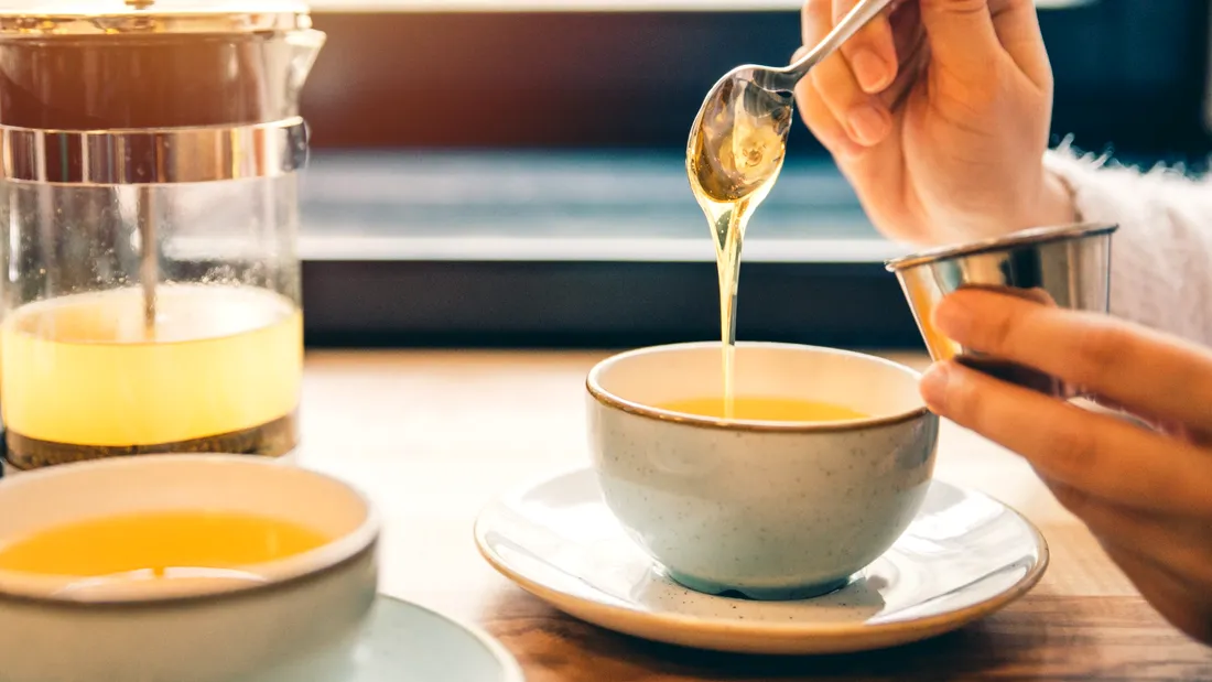 E bine sau nu să pui miere și lămâie în ceaiul fierbinte? Cât e mit și cât e adevăr?