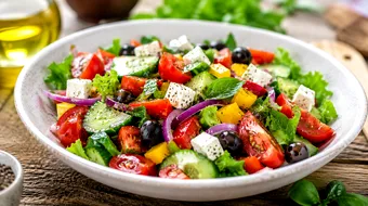 Salată de vară cu ingrediente de sezon. Rețeta proaspătă și sănătoasă pe care o prepari în doar câteva minute