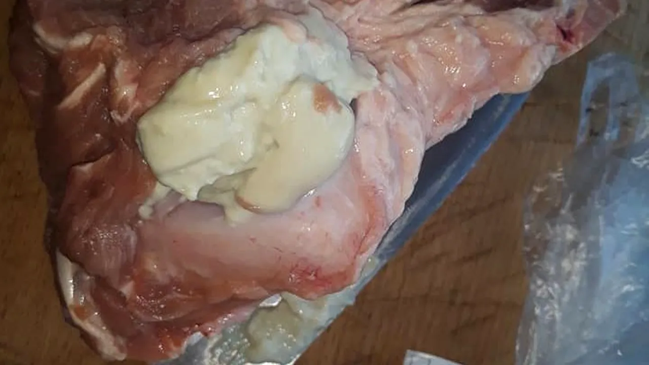 Scarbos! Ce era pe carnea cumparata de la un magazin din Targu Jiu 