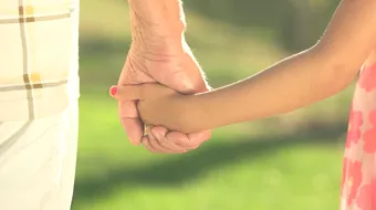 S-a casatorit cu un batran de 62 de ani! Adolescenta vrea sa faca un copil acum, familia ei este revoltata