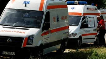O ambulanta a ramas blocata in noroi, astfel ca pacientul catre care se indrepta a decedat