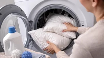 Cum se spală corect pernele. Trucul simplu care le face ca noi