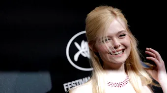 Elle Fanning a lesinat la un eveniment. Vedeta a fost ingrijita de sora ei