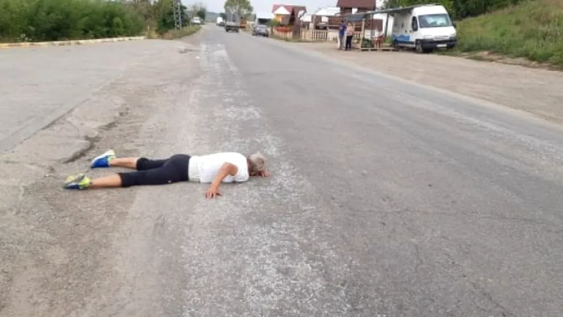 O femeie s-a aruncat pe un drum national din Romania! Este incredibil ce a urmat