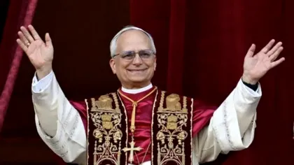Hainele noului papă transmit un mesaj clar. Și predecesorii au ales, iar diferențele vorbesc despre ei