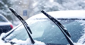 De ce nu este bine să lași ștergătoarele ridicate la mașină iarna. Greșeala pe care o fac mulți șoferi fără să știe