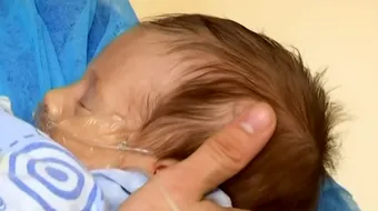 27 de bebelusi, abandonati in sectia de terapie intensiva. O imbratisare sau o mangaiere inseamna totul pentru ei. Si tu ii poti ajuta cu un simplu share