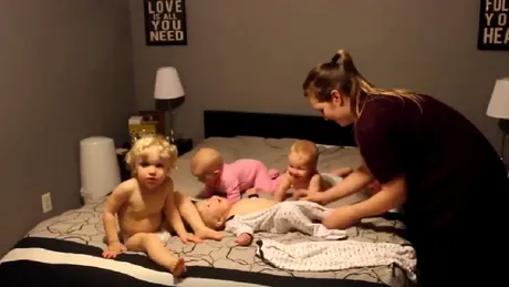 Filmuletul asta fost urmarit de 60 de milioane de oameni! Mamica asta cu 4 bebelusi ii imbraca pe toti si e un mare haos VIDEO