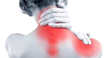 4 exerciții de kinetoterapie care pot reduce durerile cervicale. Mișcări simple pe care le poți face acasă