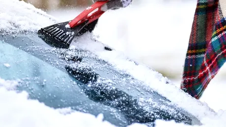 Cum dezgheți simplu și rapid parbrizul iarna. Trucuri utile care fac viața șoferilor mai ușoară