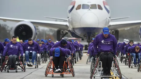 VIDEO de cartea recordurilor! 98 de oameni in scaun cu rotile au tras un avion de 128 de tone, 100 de metri! Cum a fost posibil asa ceva?!