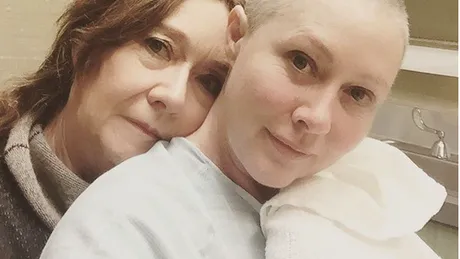 Shannen Doherty, actrita din Beverly Hills, incepe sa-si revina dupa sedintele de chimioterapie. Ultimele imagini cu ea sunt de nerecunoscut