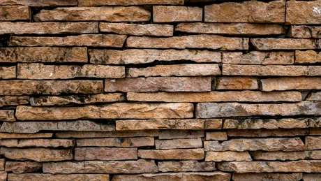 (P) Piatra decorativă maro: cum să o folosești pentru a crea un decor natural și elegant