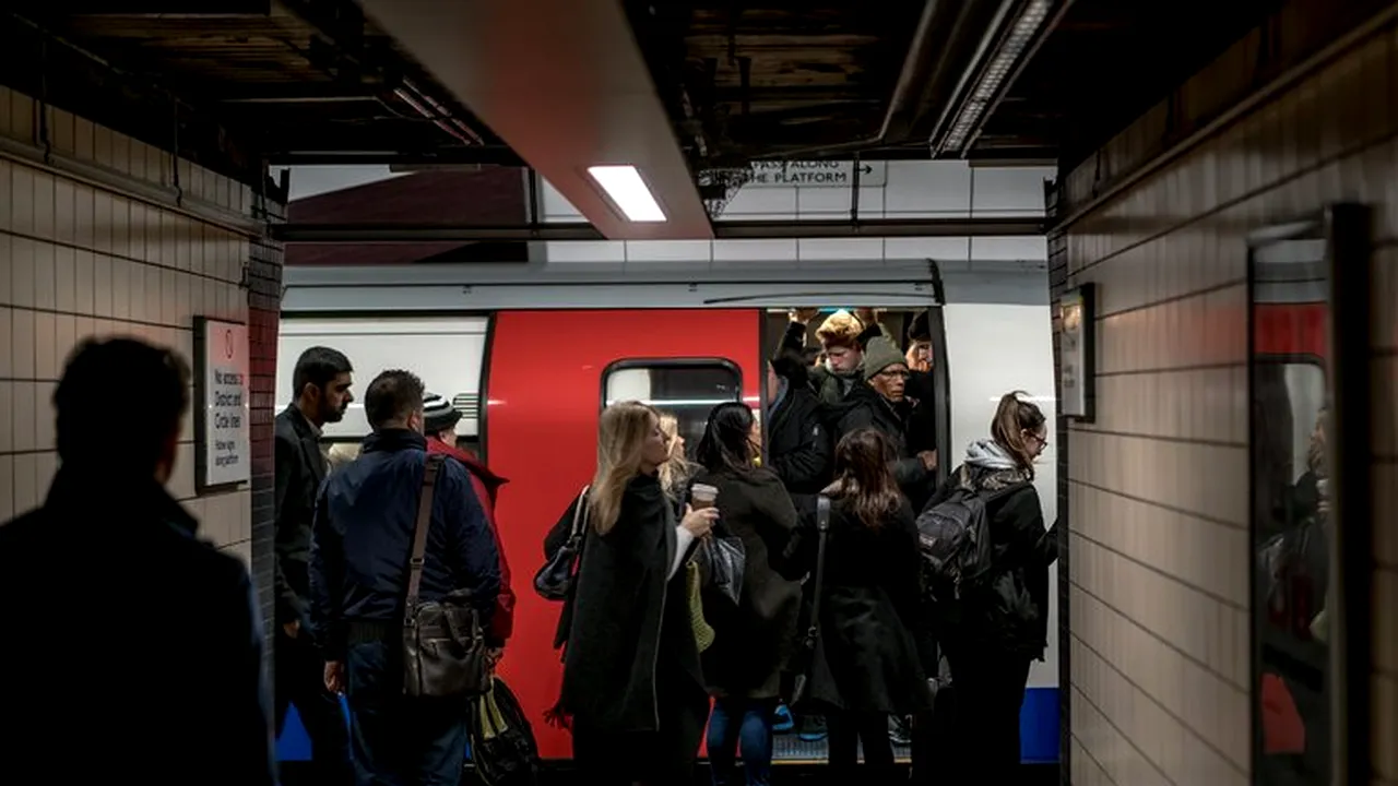 Tanara atacata la metrou. A fost bruscata de doua femei 