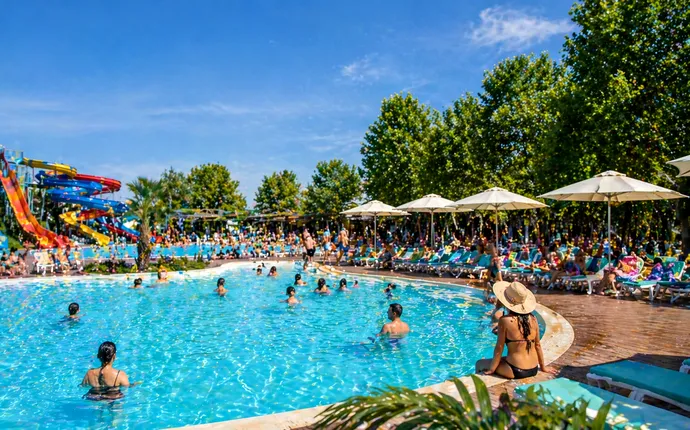 Cele mai căutate ștranduri de 1 Mai: prețuri și facilități la Ștrand Venus și alte locații populare