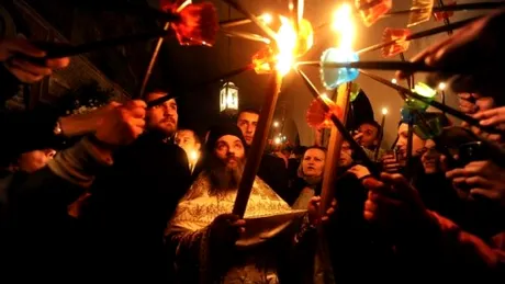 Reguli impuse de Biserica Ortodoxă pentru Florii şi Paşte. Cum se ţin slujbele şi cum se ia lumină