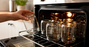 Cum sterilizezi corect un borcan. Pasul esențial pentru conserve sigure și rezistente în timp
