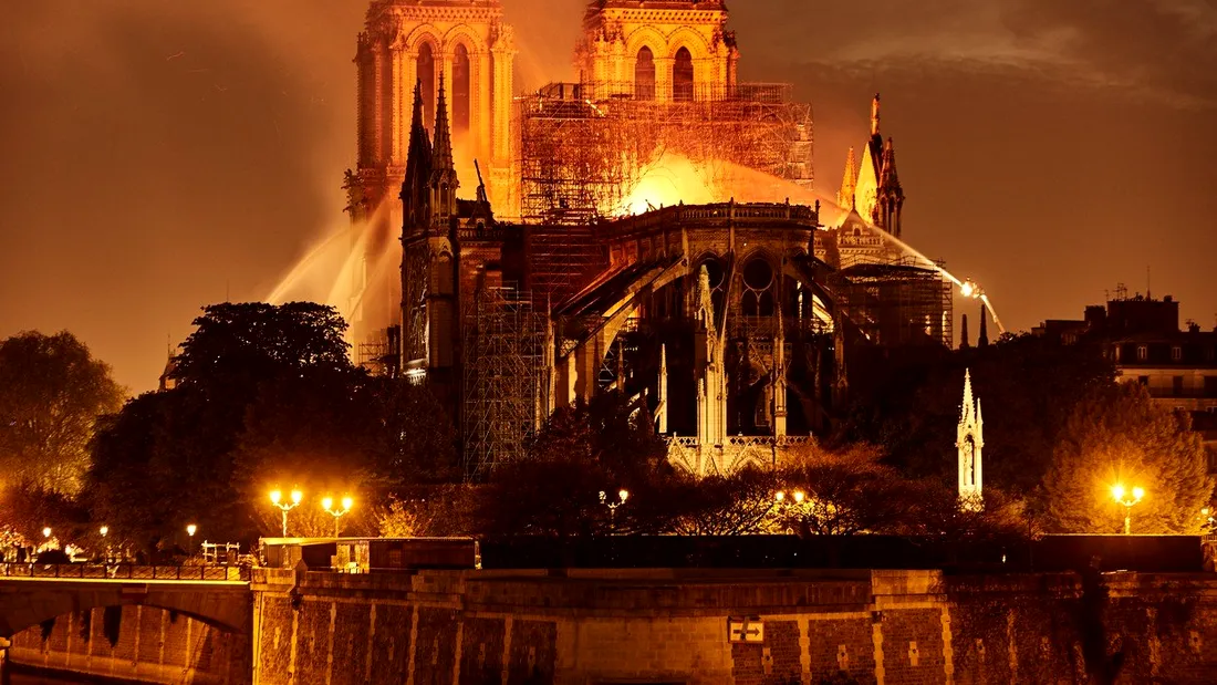 Miracolul de la Notre-Dame. O cruce din interiorul Catedralei a ramas intacta in ciuda focului mistuitor