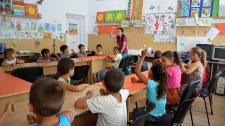 Elev bolnav din Iași, pus de învățătoare în genunchi cu mâinile ridicate, în fața clasei