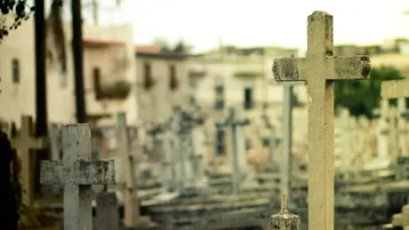 A fost ingropata de vie si s-a luptat mai multe zile sa iasa la suprafata! E halucinant ce au gasit cand au deschis sicriul femeii