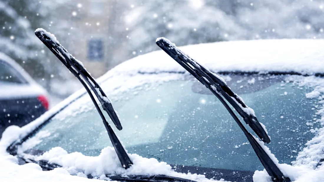 De ce nu este bine să lași ștergătoarele ridicate la mașină iarna. Greșeala pe care o fac mulți șoferi fără să știe