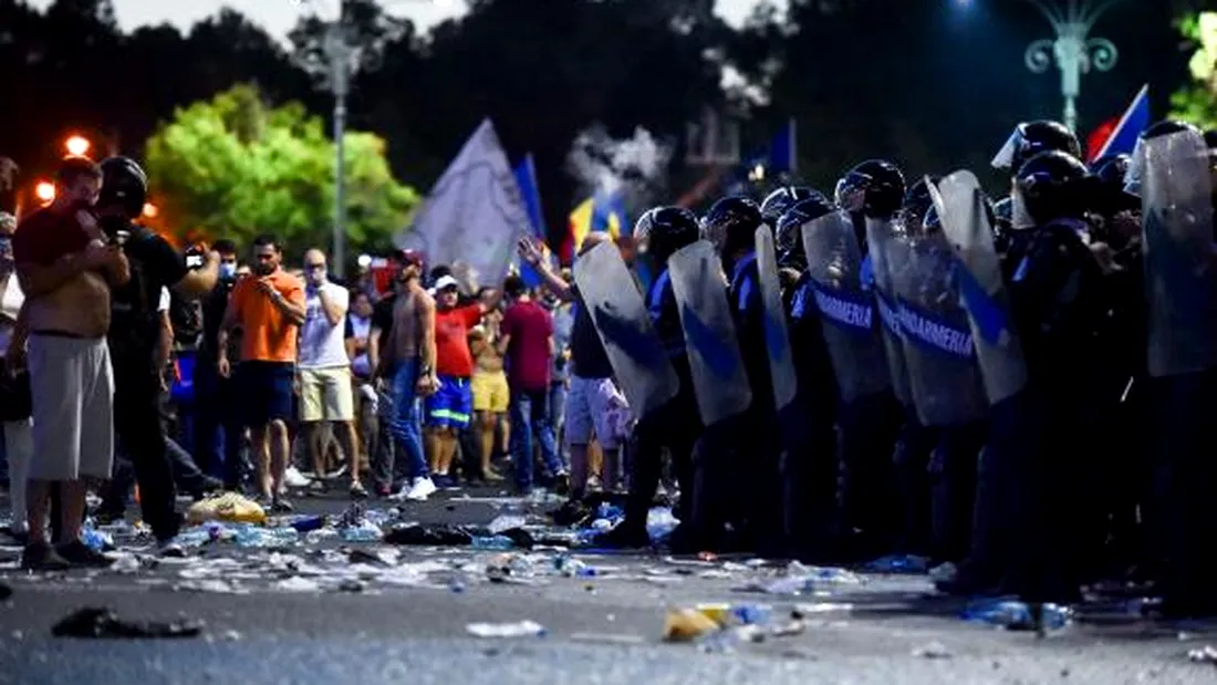 Incidente la mitingul diasporei: protestatarii s-au imbrancit cu jandarmii. Piata Victoriei a fost evacuata de urgenta