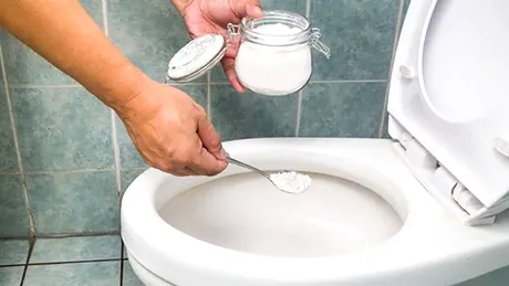 Soluția minune care te scapă de depunerile de piatră din toaletă. Ai nevoie de 1 singur ingredient