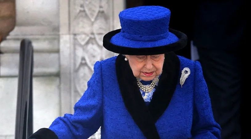 Regina Elisabeta a II-A ingrijoreaza Anglia. Suverana are mana stanga complet mov. Ce se intamplat cu ea