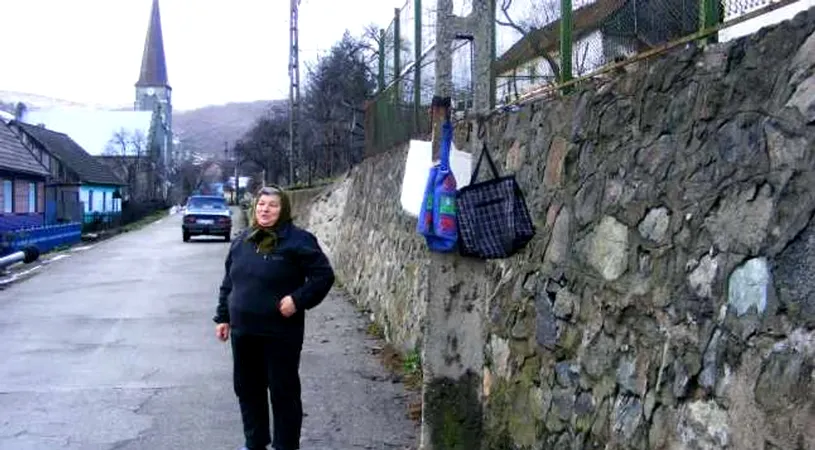 Satul din România unde nu se fură. Localnicii lasă dimineaţa banii la poartă, într-o plasă, şi seara găsesc pâine în sacoşă