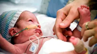 Un bebeluş a fost incinerat la câteva ore după naştere. Parchetul a deschis o anchetă