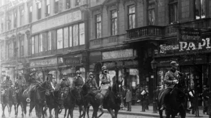 România, subiect de batjocură în Ungaria. I-au făcut o statuie unui american care ar fi pus biciul pe români