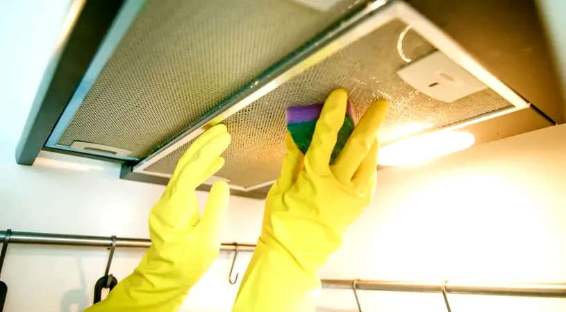 Amestecul simplu și ieftin care curăță rapid grăsimea de pe hotă. Trucul este la îndemâna oricui